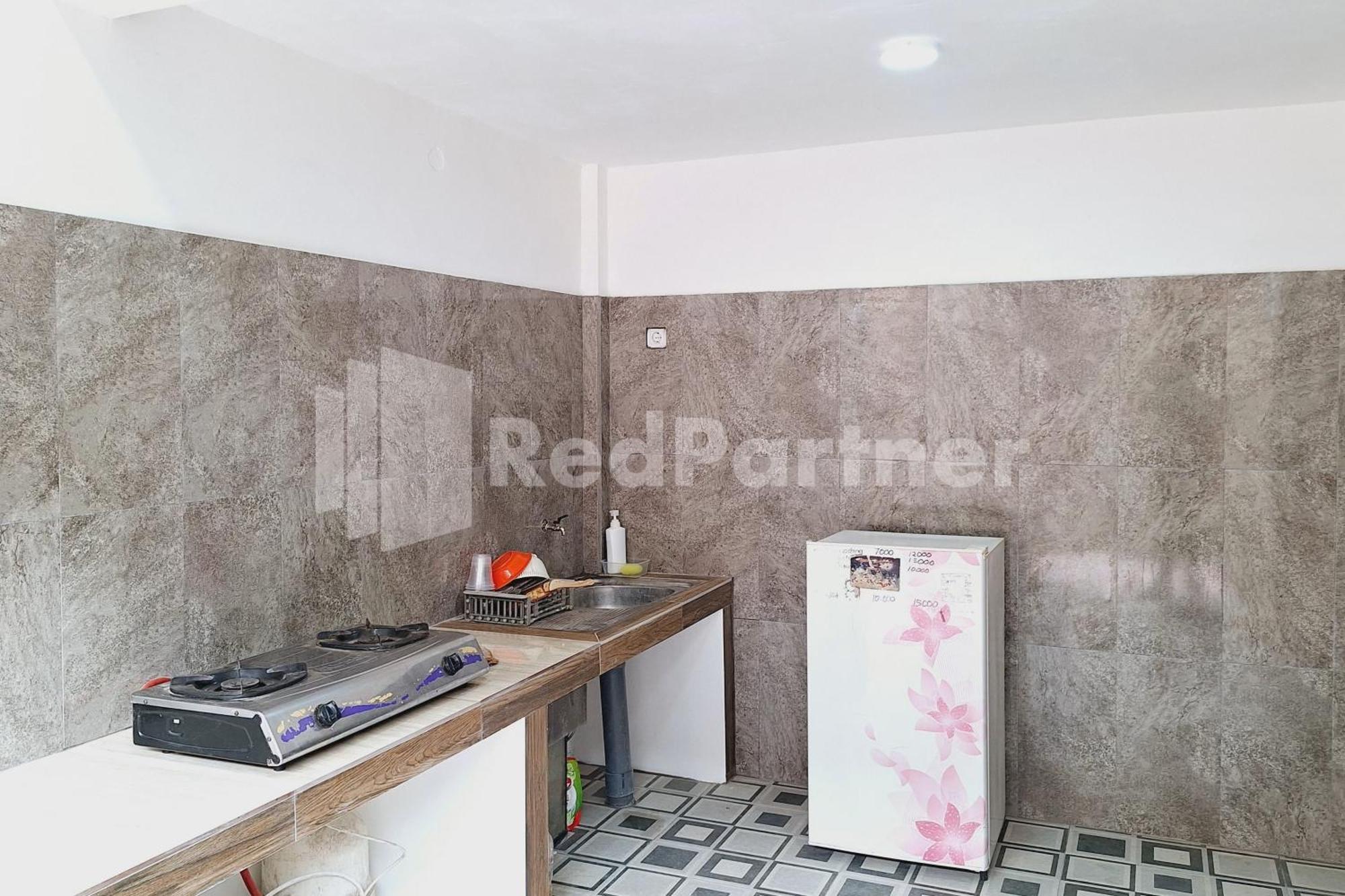 Griya Prashasta Mitra Reddoorz Hotel Kediri  Exterior photo